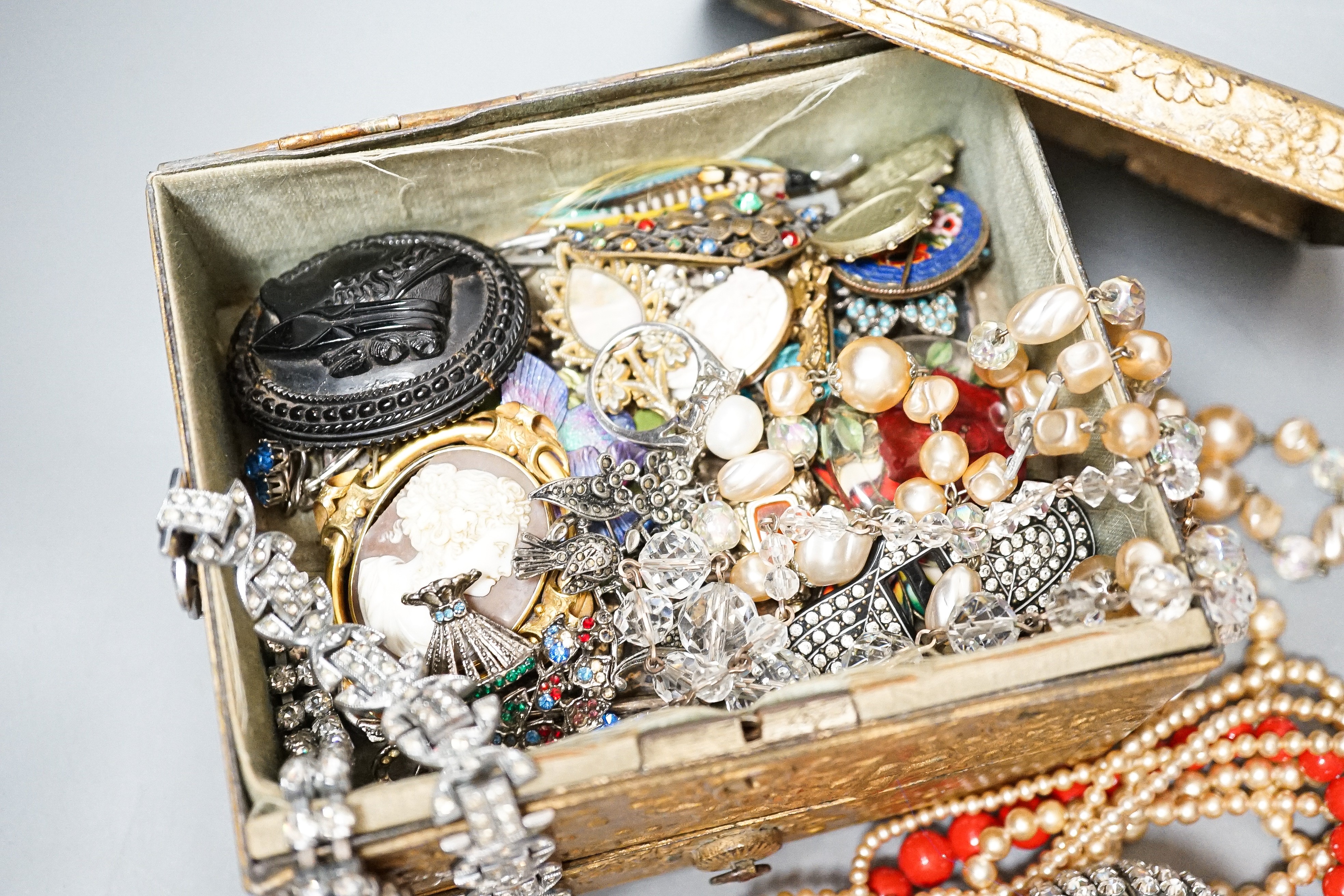 A box of mixed costume jewellery.
